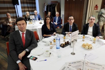 Rubén García Alija (Director Institucional Territorial de Castilla y León en Banco Santander); Sara Gil Aldea (Departamento Comercial en El Mundo Diario de Castilla y León); Jorge Valentín-Gamazo (Tesorero de la Cámara de Comercio de Valladolid); y Eugenio Gascón (Director Gerente de Calprint). Club de Prensa El Mundo – Diario de Castilla y León ‘El sector financiero en Castilla y León. Un aliado imprescindible de nuestro crecimiento’. -PHOTOGENIC