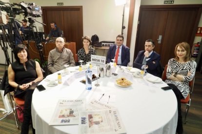Sonia Gallego (Delegada Territorial Castilla y León de Gesvalt); Tomás Lozano (Fundación Emilio Álvarez Gallego); Marta Castaño (Directora Financiera de Corporación Llorente); José Luis Gómez (Colegio de Economistas); y Marian Martín Giralde (Departamento Comercial de La 8 Valladolid). Club de Prensa El Mundo – Diario de Castilla y León ‘El sector financiero en Castilla y León. Un aliado imprescindible de nuestro crecimiento’. -PHOTOGENIC