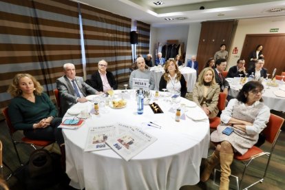 Elena Polvorosa (Grupo Palausa); Jesús Eliz (Presidente del Colegio de Aparejadores y Arquitectos); Florencio Carrera (Director de La 8 Valladolid); Javier Cuevas (Responsable de Sector Financiero de la Federación de Servicios de Castilla y León); Marta Rojo López (Consejo Económico y Social);  María Jesús Fraile Gil (Consejo Económico y Social); y Pilar Calonge (Consejo Económico y Social). Club de Prensa El Mundo – Diario de Castilla y León ‘El sector financiero en Castilla y León. Un aliado imprescindible de nuestro crecimiento’. -PHOTOGENIC