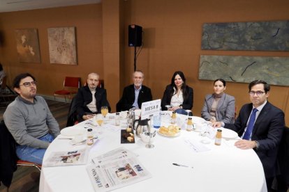 Francisco Manuel Díaz Juan (Consejo Económico y Social); Ángel Bravo Gómez (Consejo Económico y Social); Leandro Martín (Vicepresidente de Fundación Obra Social Castilla y León); María Hernández (Responsable de Comunicación de Impulsa Igualdad); Ruth Álvarez (Coordinadora de Impulsa Igualdad); Ángel Mateo Ramos (Director de Oficina Valladolid-Paseo Zorrilla de Banco Sabadell). Club de Prensa El Mundo – Diario de Castilla y León ‘El sector financiero en Castilla y León. Un aliado imprescindible de nuestro crecimiento’. -PHOTOGENIC