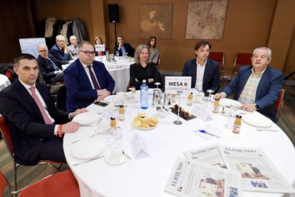 Santiago Álvarez Santos (Gerente de Banca Institucional del Banco Sabadell); José Ignacio Delgado (Director de Empresas de Banco Sabadell); Mónica Vega (Directora de Empresas de Banco Sabadell); Gonzalo Cebrián Ruíz (Director de Banca Instituciones de Caixabank). Club de Prensa El Mundo – Diario de Castilla y León ‘El sector financiero en Castilla y León. Un aliado imprescindible de nuestro crecimiento’. -PHOTOGENIC