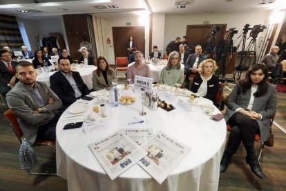 Ricardo H. Álvarez (Responsable de Comunicación en Aragón y Castilla y León de Mercadona); Miguel Cano (Director de Iberaval en Valladolid); Ana María Calvo (Subdirector de Iberaval en Valladolid); Jesús Carretero (Secretario de Organización de la Federación de Servicios de CCOO en Castilla y León); Susana García (Técnico Economista en Consejo Económico y Social de Castilla y León); Mercedes Martínez (Consejo Económico y Social); y Leticia Mingueza (Presidenta de la Asociación de Trabajadores Autónomos). Club de Prensa El Mundo – Diario de Castilla y León ‘El sector financiero en Castilla y León. Un aliado imprescindible de nuestro crecimiento’. -PHOTOGENIC