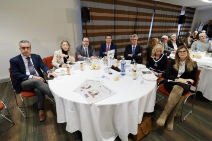 José Luis Díez Rodríguez (Director Territorial Ámbito de Castilla y León del Grupo Eulen); Isabel Clavero (Directora Territorial de Comercio-Icex en Castilla y León); Francisco Javier Merino (Director Comercial Regional Castilla y León de Banco Sabadell); Alfonso Fernández (Director de Oficina en Valladolid-Polígono San Cristóbal de Banco Sabadell); Ángel de la Plaza (Director de Oficina en Valladolid de Banco Sabadell); María Ángeles Rincón Calvo (Consejo Económico y Social); Beatriz Rosillo Nieto (Consejo Económico y Social). Club de Prensa El Mundo – Diario de Castilla y León ‘El sector financiero en Castilla y León. Un aliado imprescindible de nuestro crecimiento’. -PHOTOGENIC