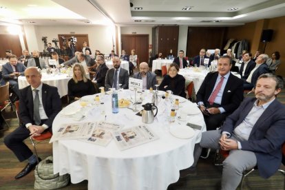 Vicente Jaén Juanes (Director de Área de Negocio y Marketing de Caja Rural de Salamanca); Sandra Martínez (Directora General Adjunta Área de Negocio e Institucional de Iberaval); David Fremiñán (Banco Sabadell); Felipe Ramos (Subdirector de El Mundo – Diario de Castilla y León); Teresa Cetulio (Secretaria General de CEOE Castilla y León), Ignacio Tremiño (Vicepresidente de Impulsa Igualdad); y Miguel Ángel Paniagua (Diputado del PP por Palencia en el Congreso de los Diputados). Club de Prensa El Mundo – Diario de Castilla y León ‘El sector financiero en Castilla y León. Un aliado imprescindible de nuestro crecimiento’. -PHOTOGENIC