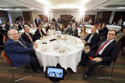 Enrique Cabero (presidente del Consejo Económico y Social); Juan Carlos de Margarida (Decano del ECOVA - Colegio de Economistas de Valladolid); Myriam Martín Frutos (Diputada Delegada del Área de Asistencia y Cooperación a Municipios); Rosa María Esteban Ayuso (Procuradora del PP por Salamanca en las Cortes de Castilla y León); Adriana Ulibarri (Consejera-Delegada de Edigrup); Francisco Vázquez (Secretario autonómico del PPCyL); Carolina del Bosque (Concejala de Juventud en el Ayuntamiento de Valladolid); Donaciano Dujo Caminero (Presidente de Asaja Castilla y León); e Ismael Pérez Blanco (Delegado Territorial de Castilla y León de ONCE). Club de Prensa El Mundo – Diario de Castilla y León ‘El sector financiero en Castilla y León. Un aliado imprescindible de nuestro crecimiento’. -PHOTOGENIC