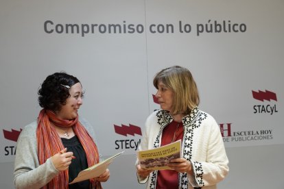 La portavoz de la Federación STECyL-i, Christina Fulconis (D), y la secretaria de Acción Sindical, Teresa Vicente, informan sobre los problemas del inicio de curso escolar. -ICAL