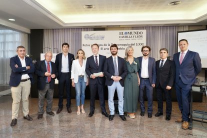 Pablo Lago, Gonzalo Santonja, Miguel Ángel Perera, Cristina Sánchez, Vicente Zabala de la Serna, García-Gallardo, Irene Carvajal, Joaquín Manso, Victorino Martín y Alberto García.  PHOTOGENIC