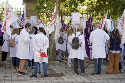 Concentración de profesionales sanitarios en la sede de la Presidencia de la Junta de Castilla y León. ICAL
