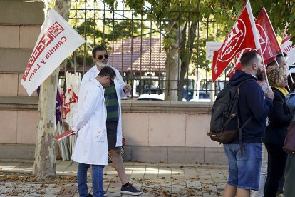 Concentración de profesionales sanitarios en la sede de la Presidencia de la Junta de Castilla y León. ICAL