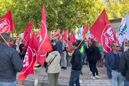 Concentración de profesionales sanitarios en la sede de la Presidencia de la Junta de Castilla y León. E. M.