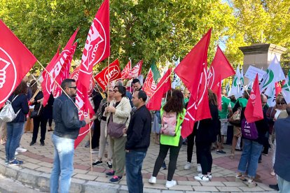 Concentración de profesionales sanitarios en la sede de la Presidencia de la Junta de Castilla y León. E. M.