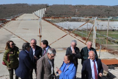 La consejera de la consejera de Movilidad y Transformación Digital, María González Corral; y el consejero de Economía y Hacienda, Carlos Fernández Carriedo, visitan la variante de Guardo.- ICAL