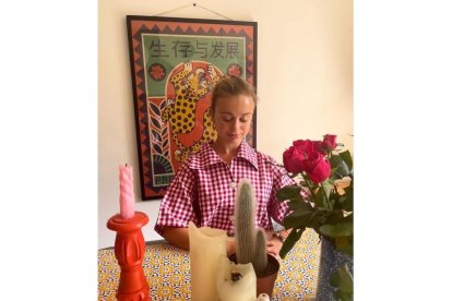 Amelia Windsor modela la camisa de Victoria Prada.- E. M.