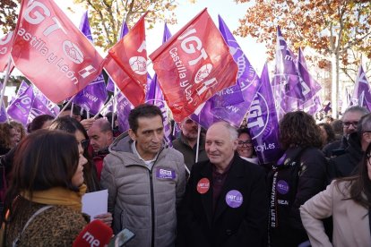 Los secretarios autonómicos de UGT y CCOO, Faustino Temprano y Vicente Andrés, se concentran frente a la sede de Presidencia.- ICAL