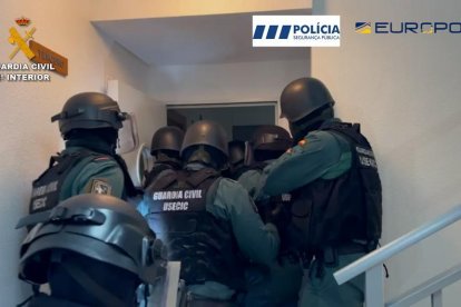 Un momento de la intervención de la Guardia Civil. E. M.
