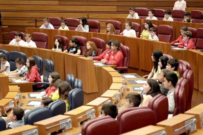 Pleno infantil de Aldeas Infantiles SOS en las Cortes de Castilla y León. / ICAL