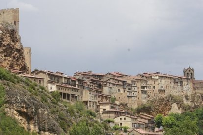 Aunque Frías es la ciudad más pequeña de España, es también oficialmente uno de los pueblos más bonitos del país. Su imponente castillo y sus casas colgadas le dan una estampa única . / G.G.