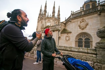 Demis y su suegro observan la Catedral. -TOMÁS ALONSO