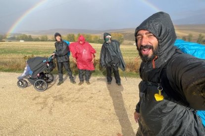 Vagaboom y su familia durante un día lluvioso del recorrido hasta Santiago. -VAGABOOM