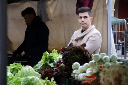 El cocinero leonés Sergio Alfaro, en el mercado de la Plaza Mayor de León. -ICAL