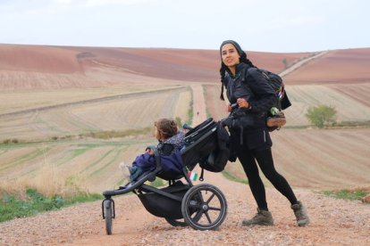 Nancy y Aisha durante un tramo del Camino. -VAGABOOM