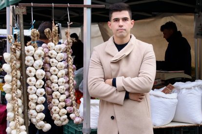 El cocinero leonés Sergio Alfaro, en el mercado de la Plaza Mayor de León. -ICAL