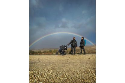 Un arcoiris recibe a la familia en la provincia burgalesa. -VAGABOOM