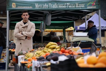 El cocinero leonés Sergio Alfaro, en el mercado de la Plaza Mayor de León. -ICAL
