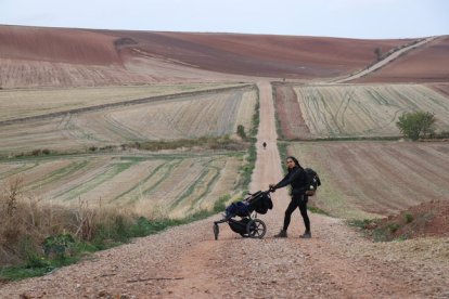 Nancy y Aisha durante un tramo del Camino. -VAGABOOM
