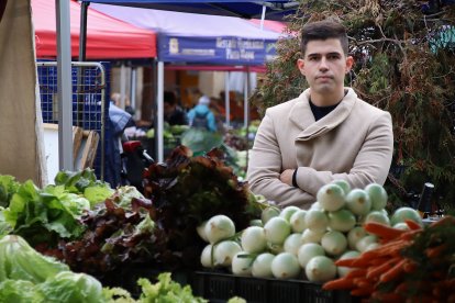 El cocinero leonés Sergio Alfaro, en el mercado de la Plaza Mayor de León. -ICAL