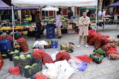 El cocinero leonés Sergio Alfaro, en el mercado de la Plaza Mayor de León. -ICAL