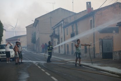 Vecinos de Marquiz de Alba durante el ingreso de Losacio de Alba.- ICAL