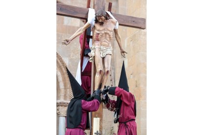 Procesión y Acto del Desenclavo de la Cofradía del Santo Cristo del Desenclavo de León.- ICAL