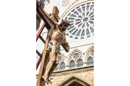 Procesión y Acto del Desenclavo de la Cofradía del Santo Cristo del Desenclavo de León.- ICAL