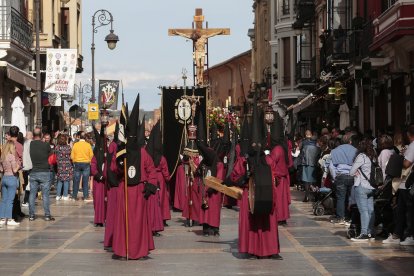 Procesión y Acto del Desenclavo de la Cofradía del Santo Cristo del Desenclavo de León.- ICAL