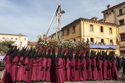 Procesión y Acto del Desenclavo de la Cofradía del Santo Cristo del Desenclavo de León.- ICAL
