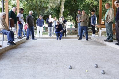 Grupo de personas manteniendo la tradición del juego de la petanca