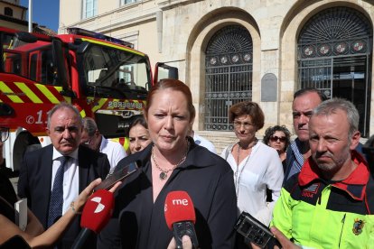 La directora general de la Agencia de Protección Civil y Emergencias, Irene Cortés, presenta el vehículo y material de bomberos subvencionado con fondos REACT EU para el Ayuntamiento de Palencia con la presencia de la alcaldesa de la ciudad, Miriam Andrés; la concejala de Protección Civil, Tráfico, Bomberos y Seguridad Ciudadana, Reyes Bodero y el jefe del Servicio, Javier Villena.- ICAL