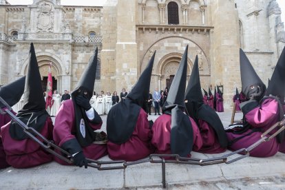 Procesión y Acto del Desenclavo de la Cofradía del Santo Cristo del Desenclavo de León.- ICAL