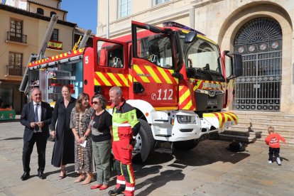 La directora general de la Agencia de Protección Civil y Emergencias, Irene Cortés, presenta el vehículo y material de bomberos subvencionado con fondos REACT EU para el Ayuntamiento de Palencia con la presencia de la alcaldesa de la ciudad, Miriam Andrés; la concejala de Protección Civil, Tráfico, Bomberos y Seguridad Ciudadana, Reyes Bodero y el jefe del Servicio, Javier Villena.- ICAL