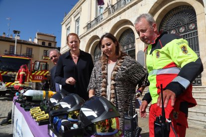 La directora general de la Agencia de Protección Civil y Emergencias, Irene Cortés, presenta el vehículo y material de bomberos subvencionado con fondos REACT EU para el Ayuntamiento de Palencia con la presencia de la alcaldesa de la ciudad, Miriam Andrés; la concejala de Protección Civil, Tráfico, Bomberos y Seguridad Ciudadana, Reyes Bodero y el jefe del Servicio, Javier Villena.- ICAL