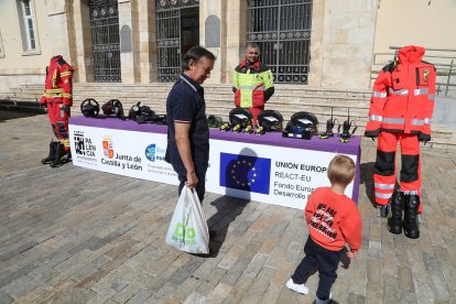 Nuevo vehículo y material de bomberos subvencionado con fondos REACT EU para el Ayuntamiento de Palencia.- ICAL