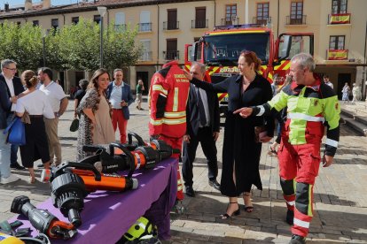 La directora general de la Agencia de Protección Civil y Emergencias, Irene Cortés, presenta el vehículo y material de bomberos subvencionado con fondos REACT EU para el Ayuntamiento de Palencia con la presencia de la alcaldesa de la ciudad, Miriam Andrés; la concejala de Protección Civil, Tráfico, Bomberos y Seguridad Ciudadana, Reyes Bodero y el jefe del Servicio, Javier Villena.- ICAL