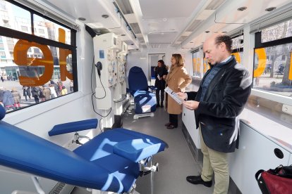 El viceconsejero de Asistencia Sanitaria, Planificación y Resultados en Salud, Jesús García-Cruces Méndez, informa sobre la nueva unidad móvil del Centro de Hemoterapia y Hemodonación de Castilla y León, puesta en servicio para la donación de plasma.- ICAL