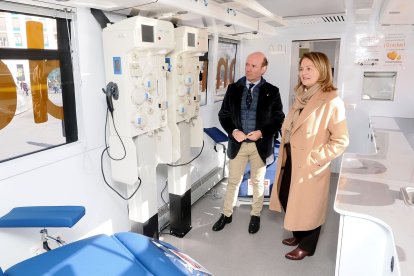 El viceconsejero de Asistencia Sanitaria, Planificación y Resultados en Salud, Jesús García-Cruces Méndez, informa sobre la nueva unidad móvil del Centro de Hemoterapia y Hemodonación de Castilla y León, puesta en servicio para la donación de plasma.- ICAL