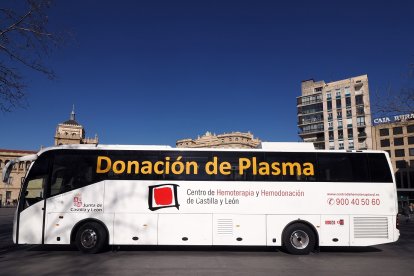 El viceconsejero de Asistencia Sanitaria, Planificación y Resultados en Salud, Jesús García-Cruces Méndez, informa sobre la nueva unidad móvil del Centro de Hemoterapia y Hemodonación de Castilla y León, puesta en servicio para la donación de plasma.- ICAL