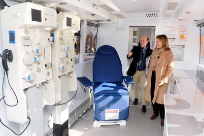 El viceconsejero de Asistencia Sanitaria, Planificación y Resultados en Salud, Jesús García-Cruces Méndez, informa sobre la nueva unidad móvil del Centro de Hemoterapia y Hemodonación de Castilla y León, puesta en servicio para la donación de plasma.- ICAL