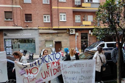 Concentración de los cuidadores técnicos de servicios asistenciales de Castilla y León, con motivo del preacuerdo del nuevo convenio colectivo. E.M.