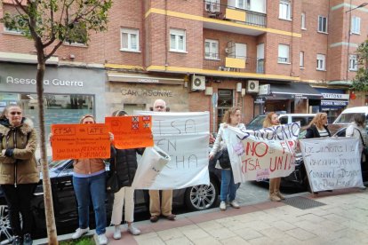 Concentración de los cuidadores técnicos de servicios asistenciales de Castilla y León, con motivo del preacuerdo del nuevo convenio colectivo. E.M.