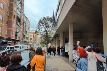 Concentración de los cuidadores técnicos de servicios asistenciales de Castilla y León, con motivo del preacuerdo del nuevo convenio colectivo. E.M.
